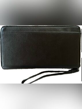 No Boundaries wallet/wristlet. New with tags. Plenty of space for your needs.